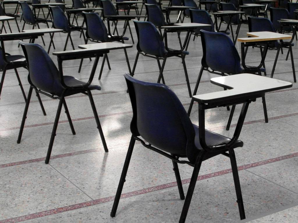 Κορωνοϊος και βαθμοί στο δημοτικό: Τηλεφωνικά η ενημέρωση, στην τσάντα οι βαθμοί