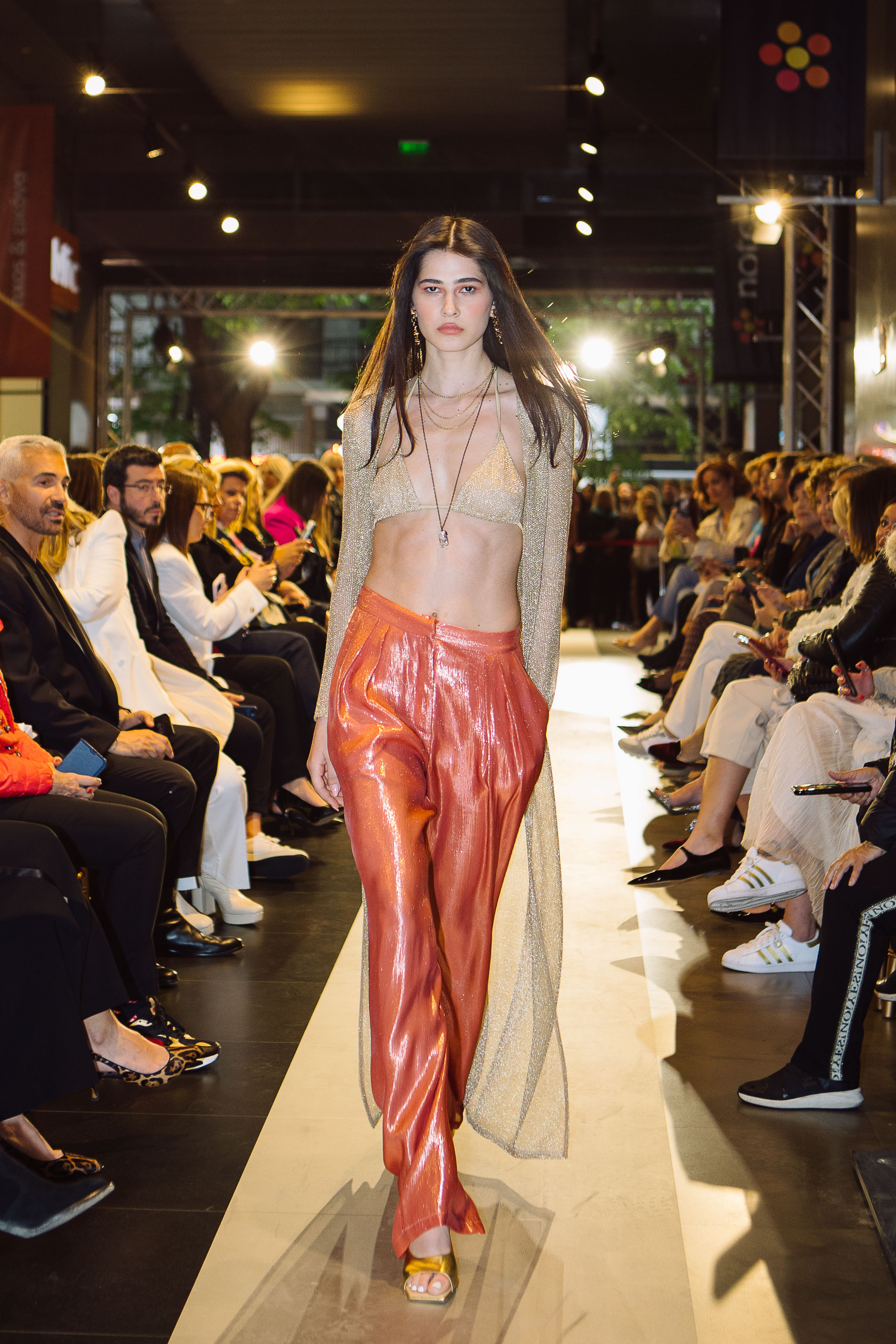 ALL THINGS FASHION Ένα λαμπερό fashion show του notos για την σεζόν Άνοιξη – Καλοκαίρι 2023